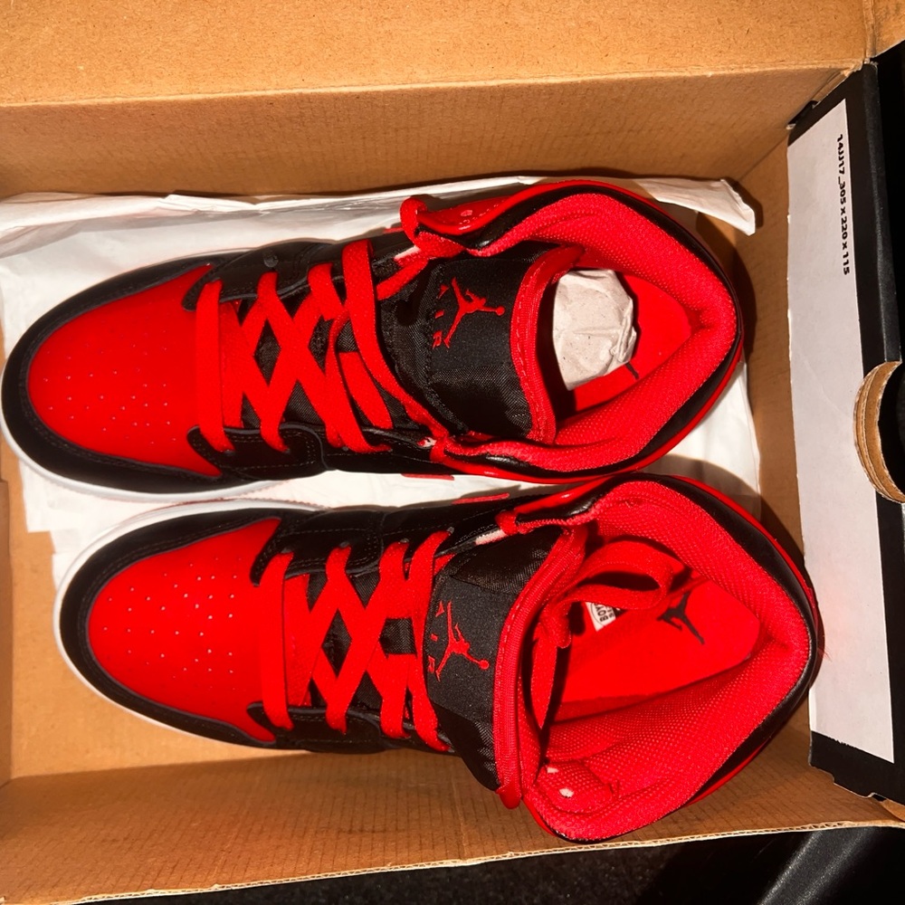 Jordan women Sneakers in Red and Black